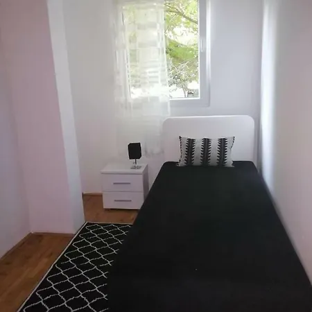 Yellow Apartment, アパート ポドゴリツァ