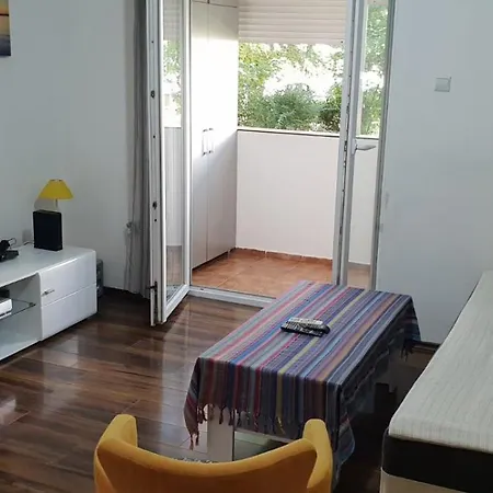 Yellow Apartment, 公寓 波德戈里察