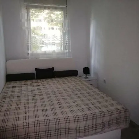 Yellow Apartment, 公寓