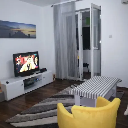 Yellow Apartment, Apartment *