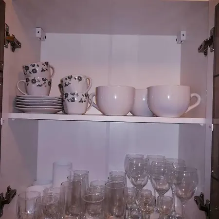 Yellow Apartment, 波德戈里察