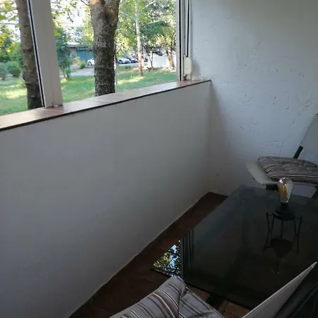 Yellow Apartment, 公寓 *