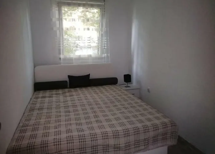 Yellow Apartment, Lejlighed