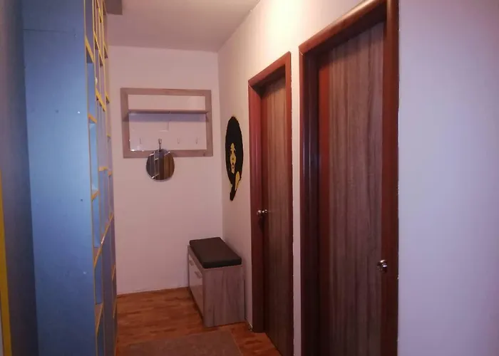 Yellow Apartment, Apartmán *